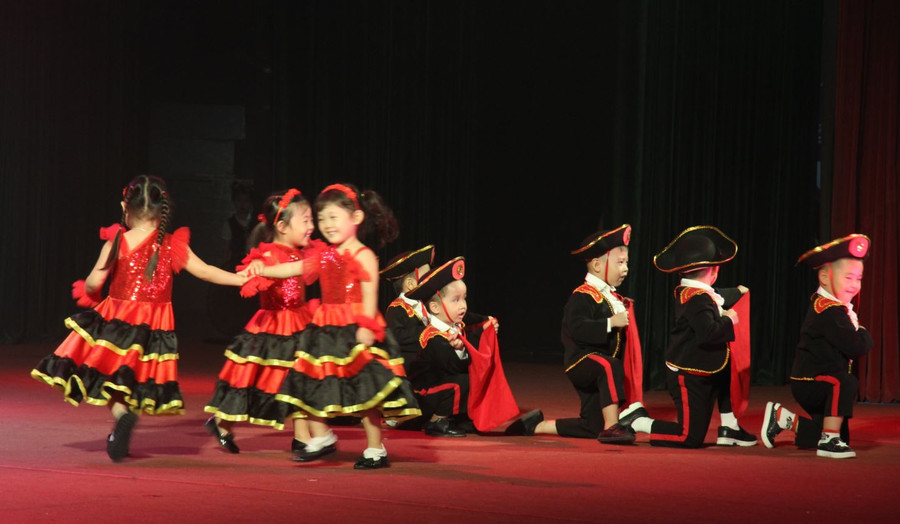 Ngôn ngữ trong buổi lễ trao thưởng và văn nghệ 100% bằng tiếng Anh, thể hiện trình độ "siêu" ngoại ngữ của các bạn nhỏ.