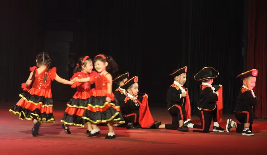 Ngôn ngữ trong buổi lễ trao thưởng và văn nghệ 100% bằng tiếng Anh, thể hiện trình độ "siêu" ngoại ngữ của các bạn nhỏ.