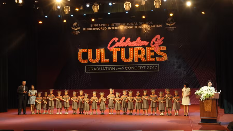 Được biết, Lễ trao giải thưởng và Biểu diễn văn nghệ năm nay được tổ chức cho hơn 1.500 học sinh từ mẫu giáo đến dự bị đại học vào ngày 20/6 tại Trung tâm Nghệ thuật Âu Cơ và ngày 21/6 tại Trung tâm Hội nghị Quốc gia Hà Nội.