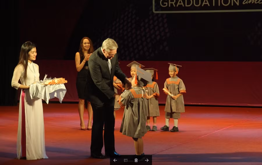 130 học sinh mẫu giáo được trao Chứng chỉ Tốt nghiệp Mẫu giáo cho năm học 2016 - 2017.