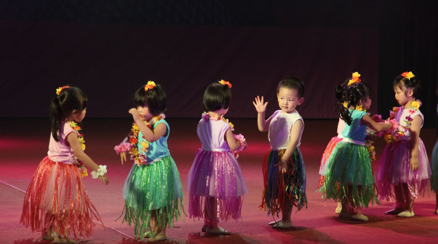 Những sắc màu văn hóa được học sinh của trường thể hiện rất vui tươi, hồn nhiên, đem lại niềm vui cho khán giả