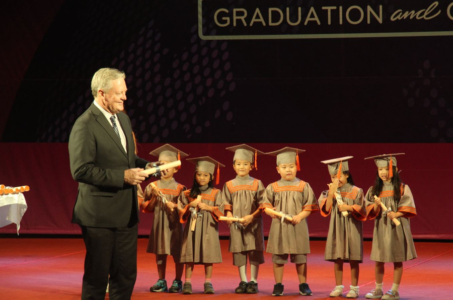 Giám đốc đào tạo của Tập đoàn Giáo dục Kinderword trân trọng trao giấy khen thưởng cho các học sinh