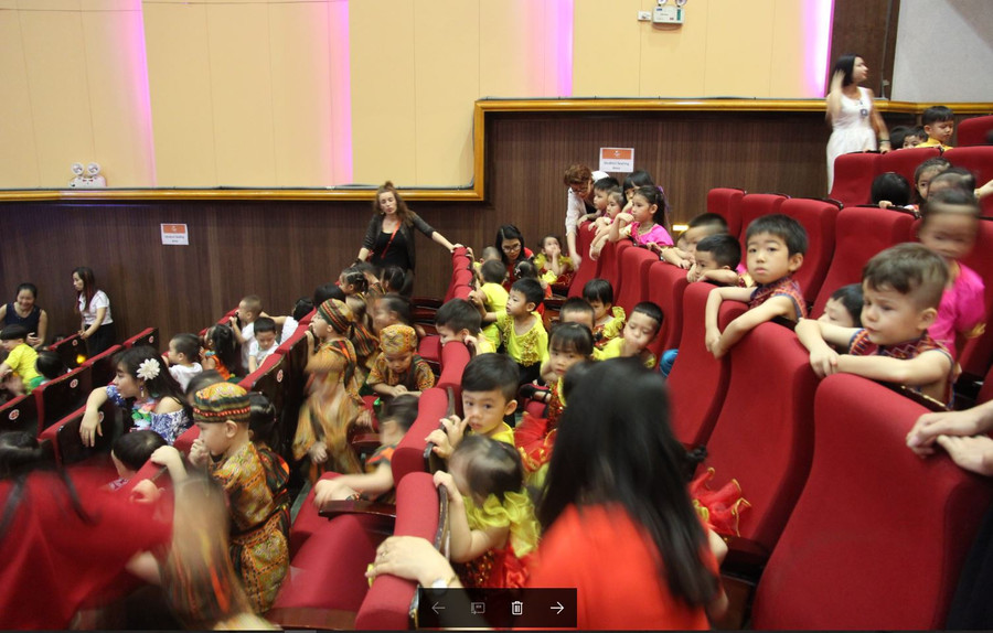 Các hàng ghế đều kín chỗ với những khán giả nhí của Trường KinderWorld tại The Manor