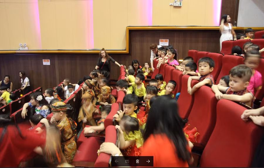 Các hàng ghế đều kín chỗ với những khán giả nhí của Trường KinderWorld tại The Manor