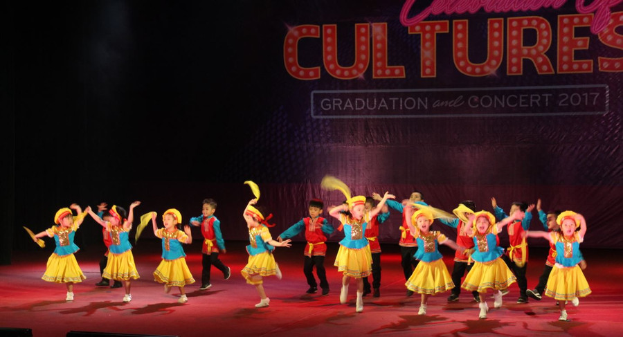 Các tiết mục văn nghệ đặc sắc do chính các em học sinh đến từ hơn hai mươi quốc gia đang theo học tại các trường biểu diễn
