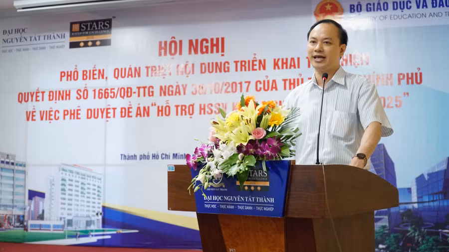 Đại diện Vụ Giáo dục Chính trị và Công tác HSSV, Bộ GD&ĐT trình bày tóm tắt về Đề án 1665 Hỗ trợ HSSV Khởi nghiệp đến năm 2025