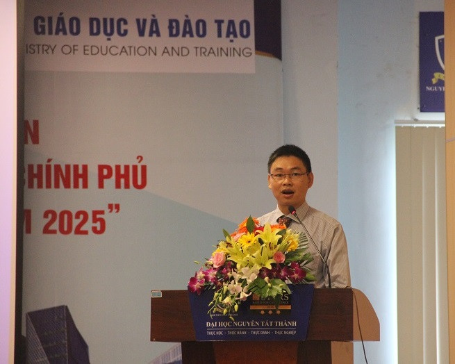 Đại diện Trường ĐH Sư phạm Kĩ thuật TPHCM chia sẻ kinh nghiệm tại hội nghị