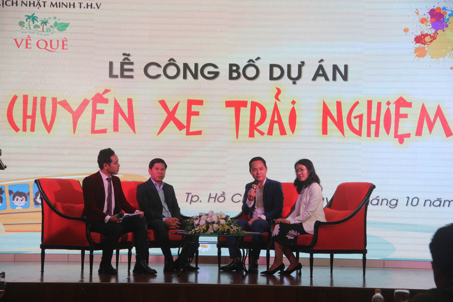 Hai soạn giả cùng đơn vị phối hợp chia sẻ về dự án Chuyến xe trải nghiệm