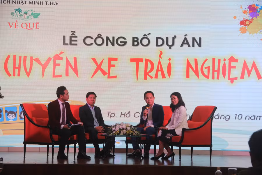 Hai soạn giả cùng đơn vị phối hợp chia sẻ về dự án Chuyến xe trải nghiệm