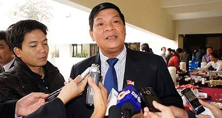 Giám đốc Sở GTVT Hà Nội Nguyễn Quốc Hùng trong vòng vây báo chí tại một kỳ họp HĐND năm 2011. Ảnh: Phạm Hải