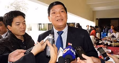 Giám đốc Sở GTVT Hà Nội Nguyễn Quốc Hùng trong vòng vây báo chí tại một kỳ họp HĐND năm 2011. Ảnh: Phạm Hải