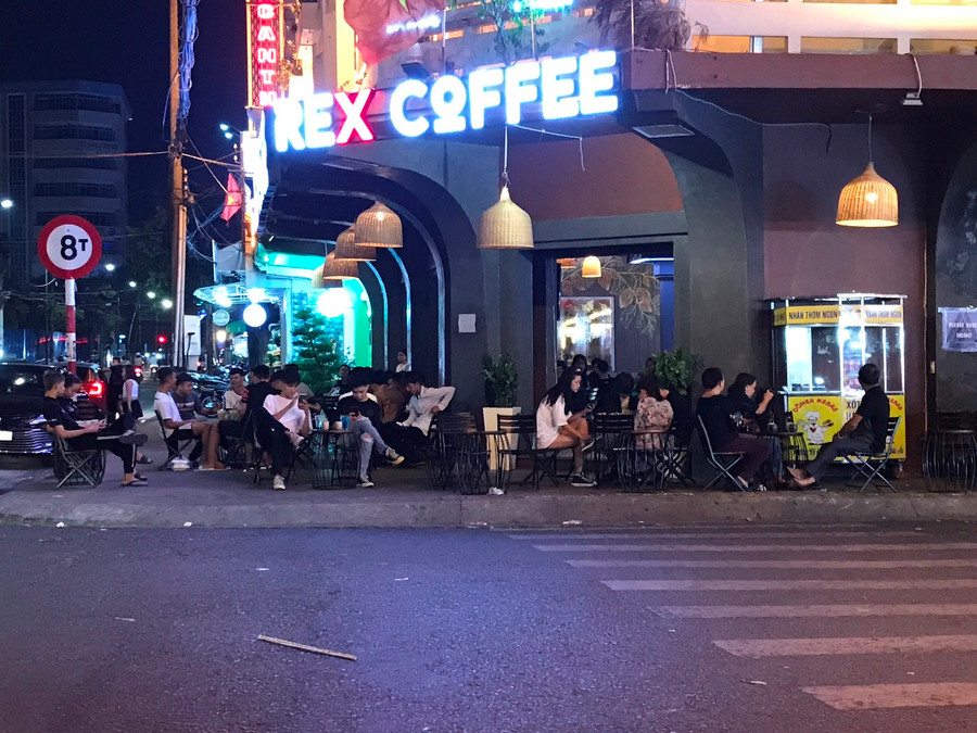 Các hàng quán cũng phấn khởi hơn vì có đông khách trở lại.