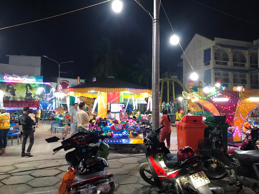 Khu vui chơi cho thiếu nhi cũng nhộn nhịp.