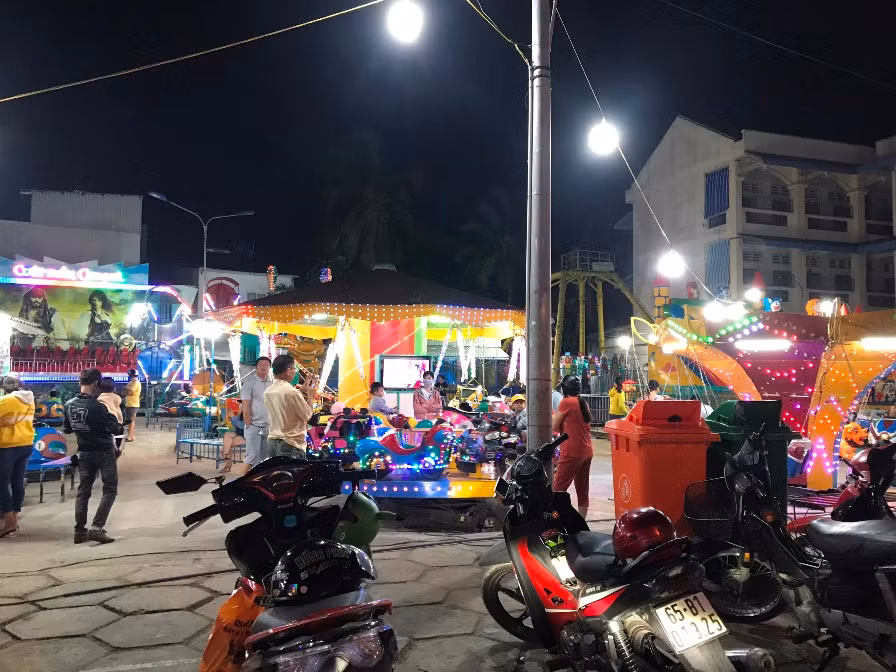 Khu vui chơi cho thiếu nhi cũng nhộn nhịp.