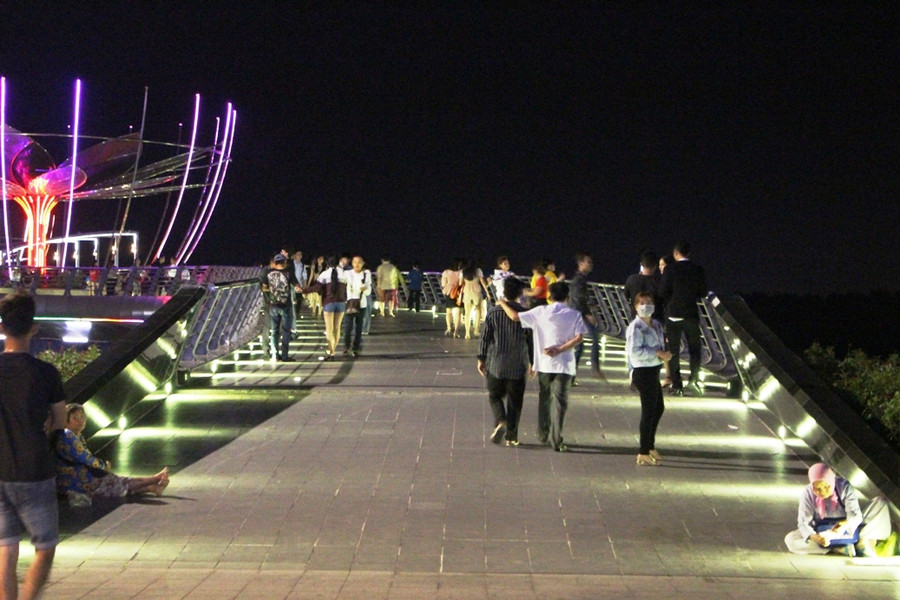 Khu công viên, khu vực công cộng cũng có đông đảo người dân và khu khách.