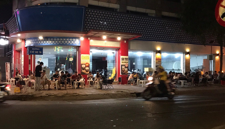 Các quán cà phê nay đã có khách đến.