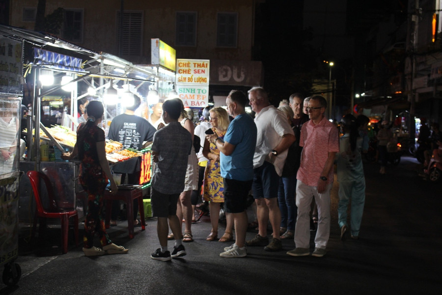 Du khách quốc tế thích thú mua sắm tại chợ đêm Ninh Kiều.