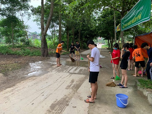 Nhóm HS Trường THPT Ỷ La cùng cô giáo chủ nhiệm làm vệ sinh trước cổng trường Nhóm HS Trường THPT Ỷ La cùng cô giáo chủ nhiệm làm vệ sinh trước cổng trường