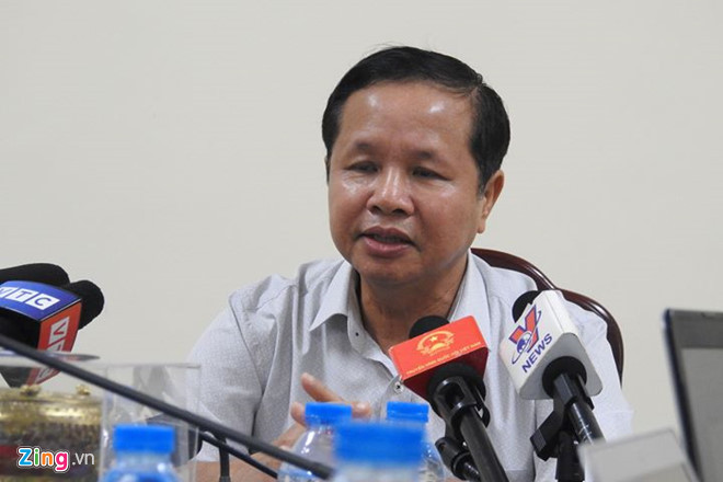 Ông Bùi Trọng Đắc, Giám đốc Sở GD&ĐT tỉnh Hòa Bình, trả lời báo chí chiều 3/8. Ảnh: Quyên Quyên (Zing.vn) Ông Bùi Trọng Đắc, Giám đốc Sở GD&ĐT tỉnh Hòa Bình, trả lời báo chí chiều 3/8. Ảnh: Quyên Quyên (Zing.vn)