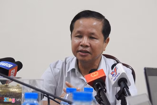 Ông Bùi Trọng Đắc, Giám đốc Sở GD&ĐT tỉnh Hòa Bình, trả lời báo chí chiều 3/8. Ảnh: Quyên Quyên (Zing.vn)