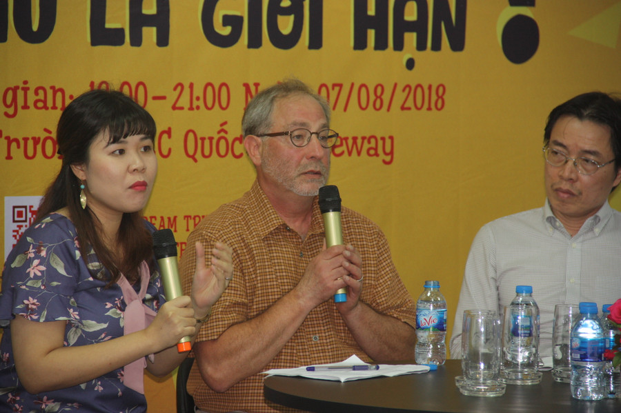 Chuyên gia giáo dục quốc tế Steven Foster (giữa ảnh)