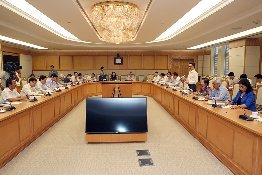 Nhiều ý kiến, đóng góp tâm huyết về kỳ thi THPT quốc gia đã được đưa ra trong cuộc gặp gỡ giữa các chuyên gia giáo dục, hiệu trưởng một số trường ĐH, THPT và Phó Thủ tướng Vũ Đức Đam, lãnh đạo Bộ GD&ĐT, ngày 30/7. Ảnh Đình Nam (Chinh phu.vn) Nhiều ý kiến, đóng góp tâm huyết về kỳ thi THPT quốc gia đã được đưa ra trong cuộc gặp gỡ giữa các chuyên gia giáo dục, hiệu trưởng một số trường ĐH, THPT và Phó Thủ tướng Vũ Đức Đam, lãnh đạo Bộ GD&ĐT, ngày 30/7. Ảnh Đình Nam (Chinh phu.vn)