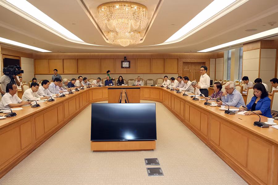 Nhiều ý kiến, đóng góp tâm huyết về kỳ thi THPT quốc gia đã được đưa ra trong cuộc gặp gỡ giữa các chuyên gia giáo dục, hiệu trưởng một số trường ĐH, THPT và Phó Thủ tướng Vũ Đức Đam, lãnh đạo Bộ GD&ĐT, ngày 30/7. Ảnh Đình Nam (Chinh phu.vn)