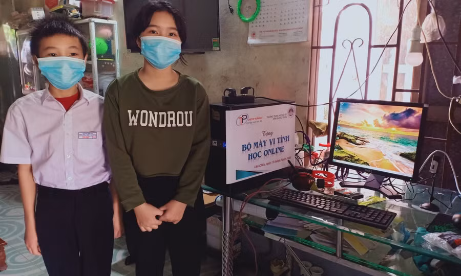 5 bộ máy tinh trị giá 25 triệu đồng do một nhà hảo tâm ủng hộ cho HS có hoàn cảnh khó khăn của Trường THCS Đàm Quang Trung (Liên Chiểu) đủ điều kiện học trực tuyến.