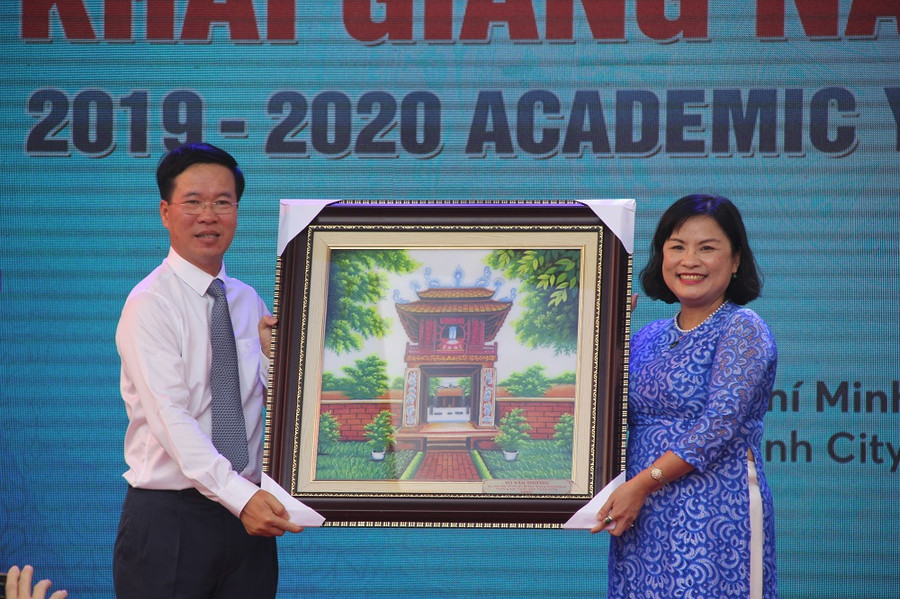 Đồng chí Võ Văn Thưởng, Trưởng Ban Tuyên giáo Trung ương tặng quà lưu niệm cho nhà trường.