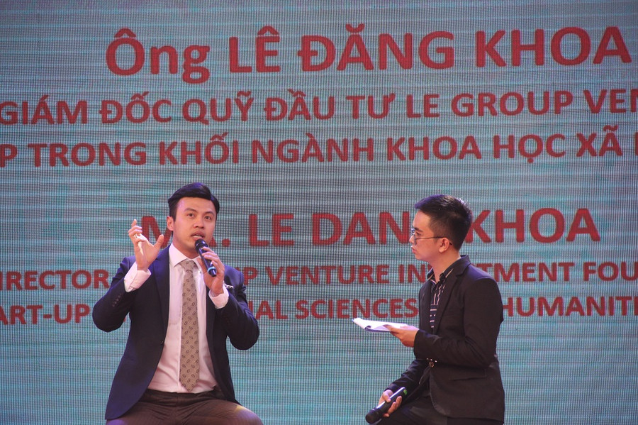 Tân sinh viên được giao lưu với doanh nhân Lê Đăng Khoa với chủ đề Người Nhân văn khởi nghiệp tại Lễ khai giảng.