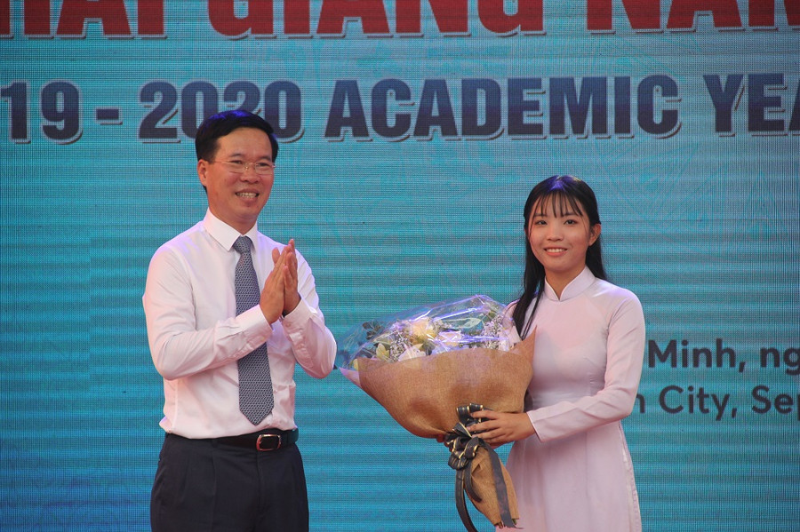 Đồng chí Võ Văn Thưởng, Trưởng Ban Tuyên giáo Trung ương, cựu sinh viên của trường tặng hoa cho tân thủ khoa Trường ĐH KHXH&NV (ĐH Quốc gia TP.HCM) khóa 2029-2023