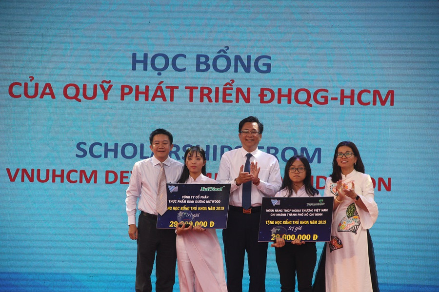 Tân thủ khoa nhận học bổng.