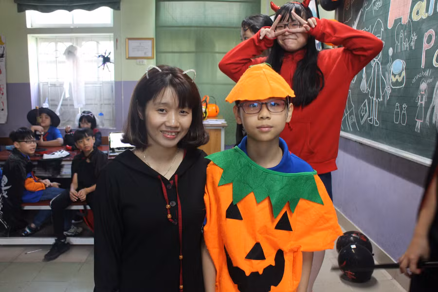 Cô giáo và học sinh cùng thích thú mặc trang phục Halloween trong một tiết học Tiếng Anh ngay trước ngày lễ này. Ảnh: TG