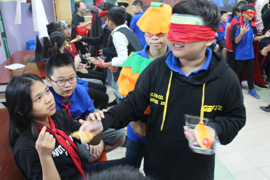 Học sinh trong lớp chia thành nhiều nhóm để diễn kịch về Halloween bằng tiếng Anh. Ảnh: TG Học sinh trong lớp chia thành nhiều nhóm để diễn kịch về Halloween bằng tiếng Anh. Ảnh: TG