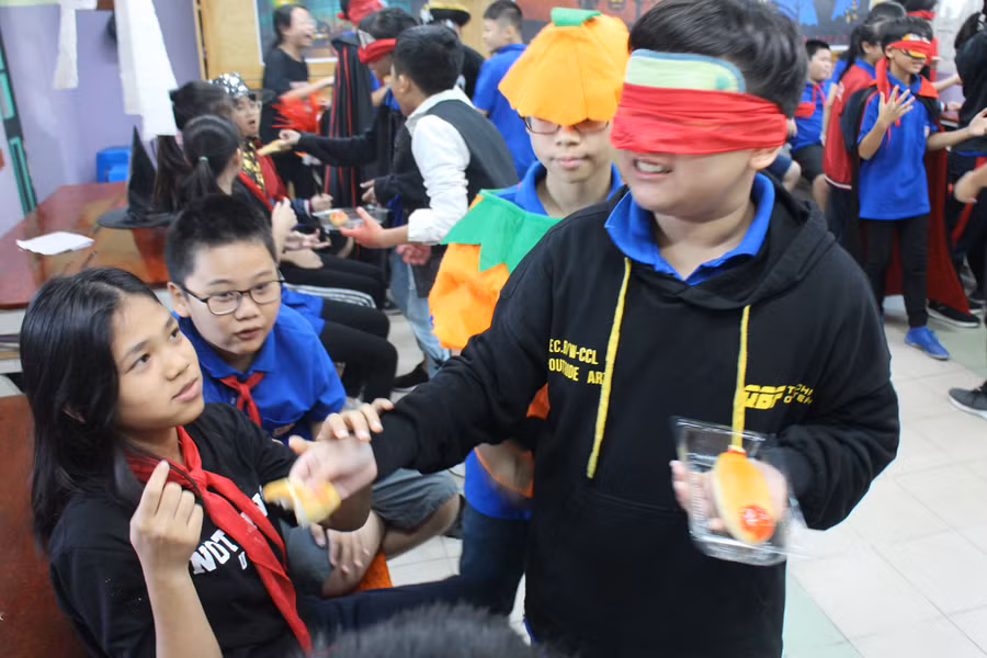 Học sinh trong lớp chia thành nhiều nhóm để diễn kịch về Halloween bằng tiếng Anh. Ảnh: TG