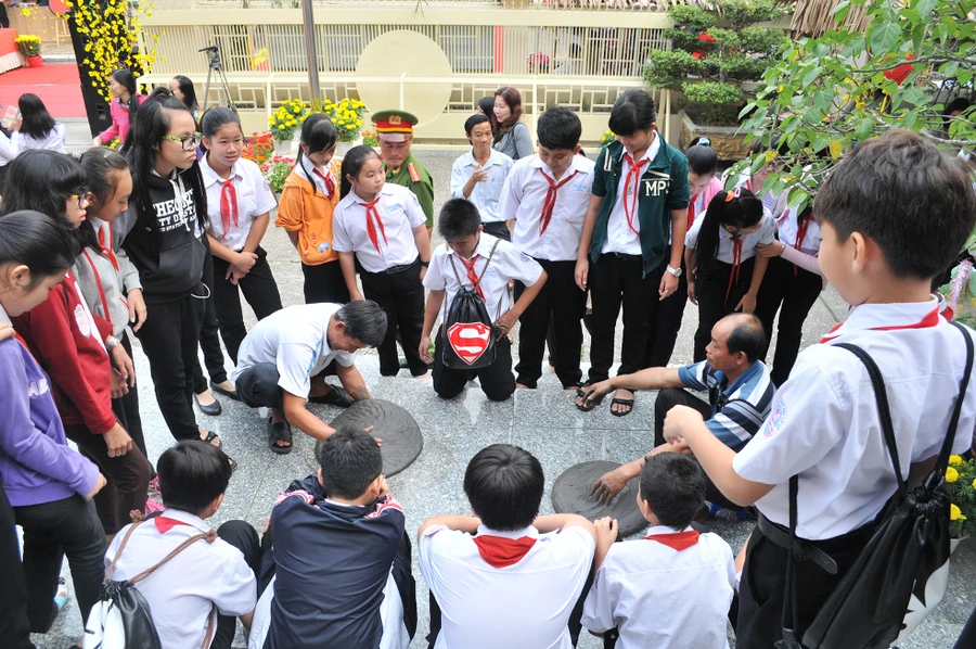 HS Cần Thơ tham gia trò chơi dân gian trong giờ ngoại khóa tại bảo tàng. Ảnh: Q. Ngữ