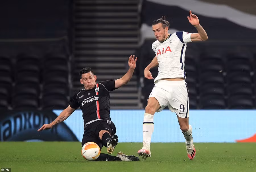 Bale góp công giúp Tottenham thắng đậm trận ra quân Europa League.