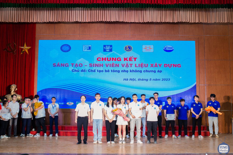 Trao thưởng cho đội đoạt giải nhất Cuộc thi. Trao thưởng cho đội đoạt giải nhất Cuộc thi.