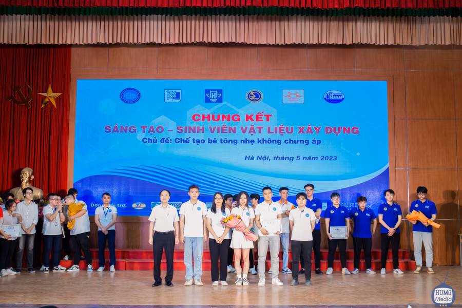 Trao thưởng cho đội đoạt giải nhất Cuộc thi.