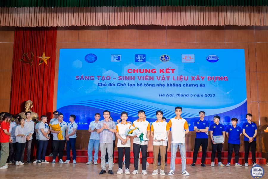 Trao thưởng cho đội đoạt giải đặc biệt Cuộc thi.