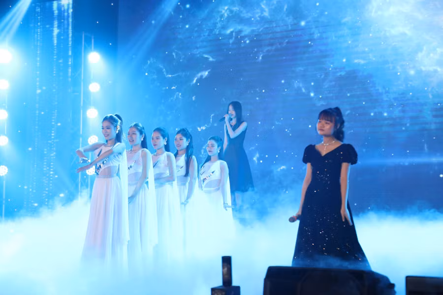 Học sinh tự tin trên sâu khấu biểu diễn tại D-Show. 