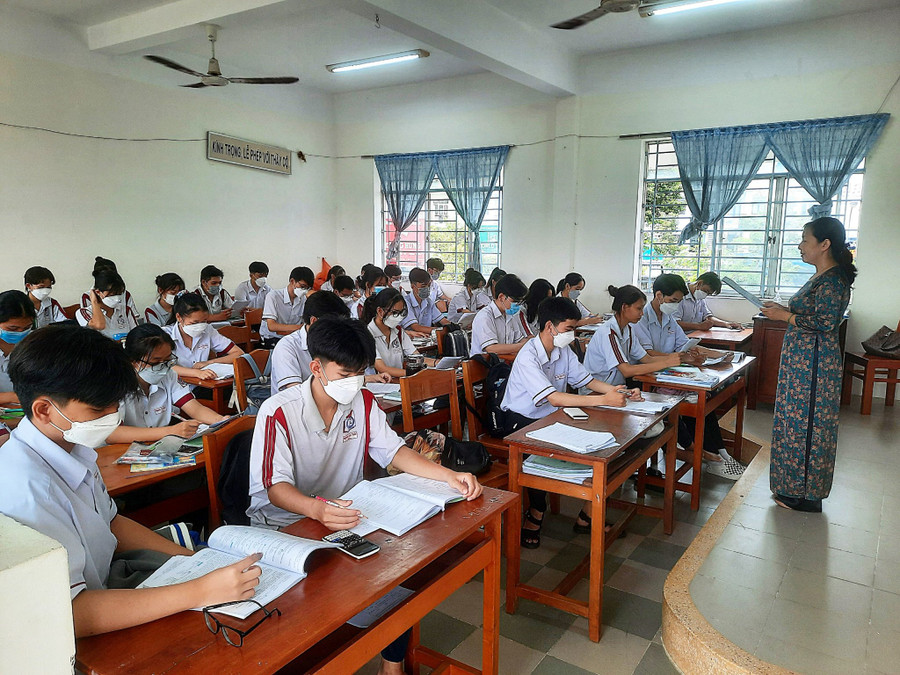 Cô trò Trường THPT Trần Đại Nghĩa (Cần Thơ). Cô trò Trường THPT Trần Đại Nghĩa (Cần Thơ).