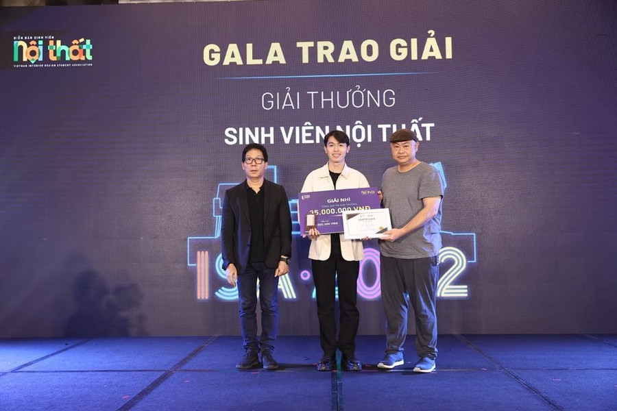 Trao giải nhì cho sinh viên Tăng Thanh Đạt.