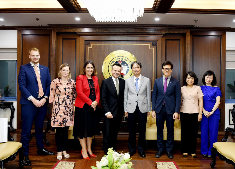 Các đại biểu tham dự buổi làm việc cùng chụp ảnh lưu niệm. Các đại biểu tham dự buổi làm việc cùng chụp ảnh lưu niệm.