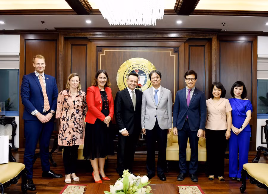 Các đại biểu tham dự buổi làm việc cùng chụp ảnh lưu niệm.