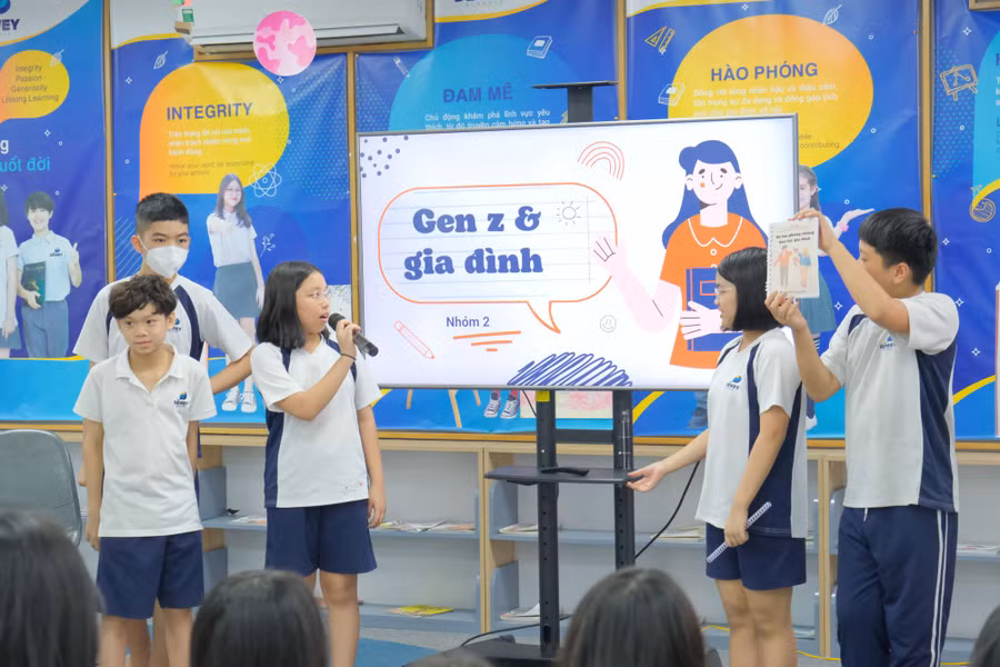 Học sinh trình bày về dự án trước các shark để kêu gọi đầu tư.