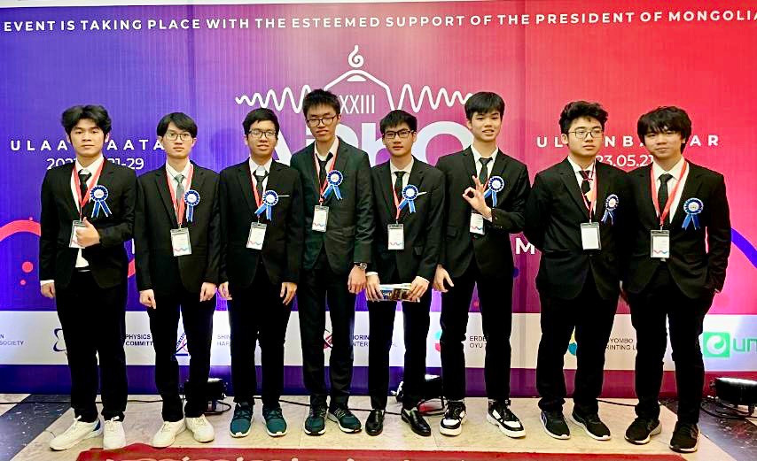 8 học sinh Việt Nam tham dự APhO 2023 từ trái qua phải: Nguyễn Minh Tài Lộc; Lê Viết Hoàng Anh; Nguyễn Tuấn Dương; Thân Thế Công; Nguyễn Tuấn Phong; Phan Thế Mạnh; Võ Hoàng Hải; Vũ Ngô Hoàng Dương. 8 học sinh Việt Nam tham dự APhO 2023 từ trái qua phải: Nguyễn Minh Tài Lộc; Lê Viết Hoàng Anh; Nguyễn Tuấn Dương; Thân Thế Công; Nguyễn Tuấn Phong; Phan Thế Mạnh; Võ Hoàng Hải; Vũ Ngô Hoàng Dương.