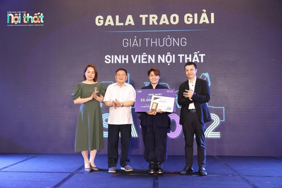 Trao giải nhất cho thí sinh Võ Quân Bảo.