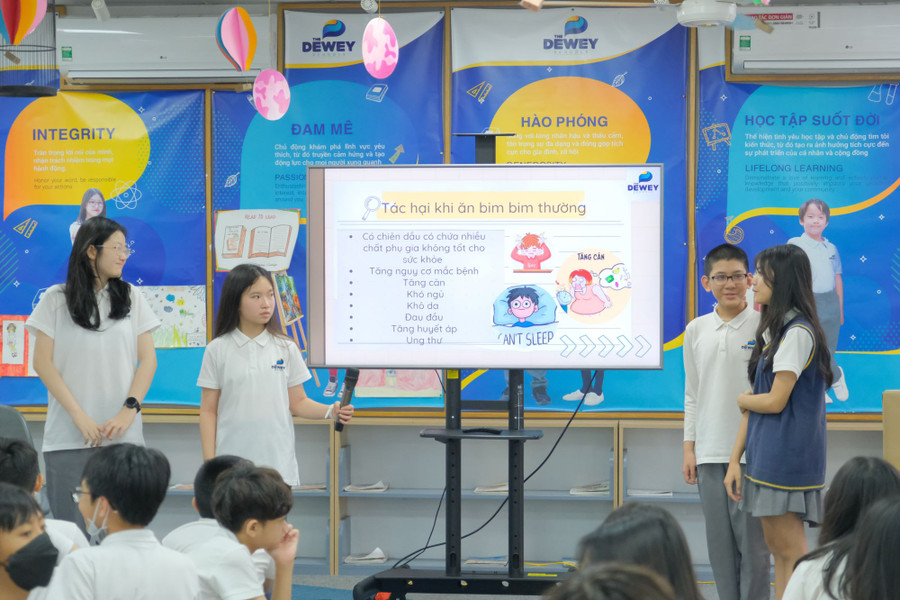 Học sinh trình bày về dự án trước các shark để kêu gọi đầu tư.