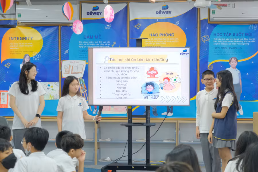 Học sinh trình bày về dự án trước các shark để kêu gọi đầu tư.